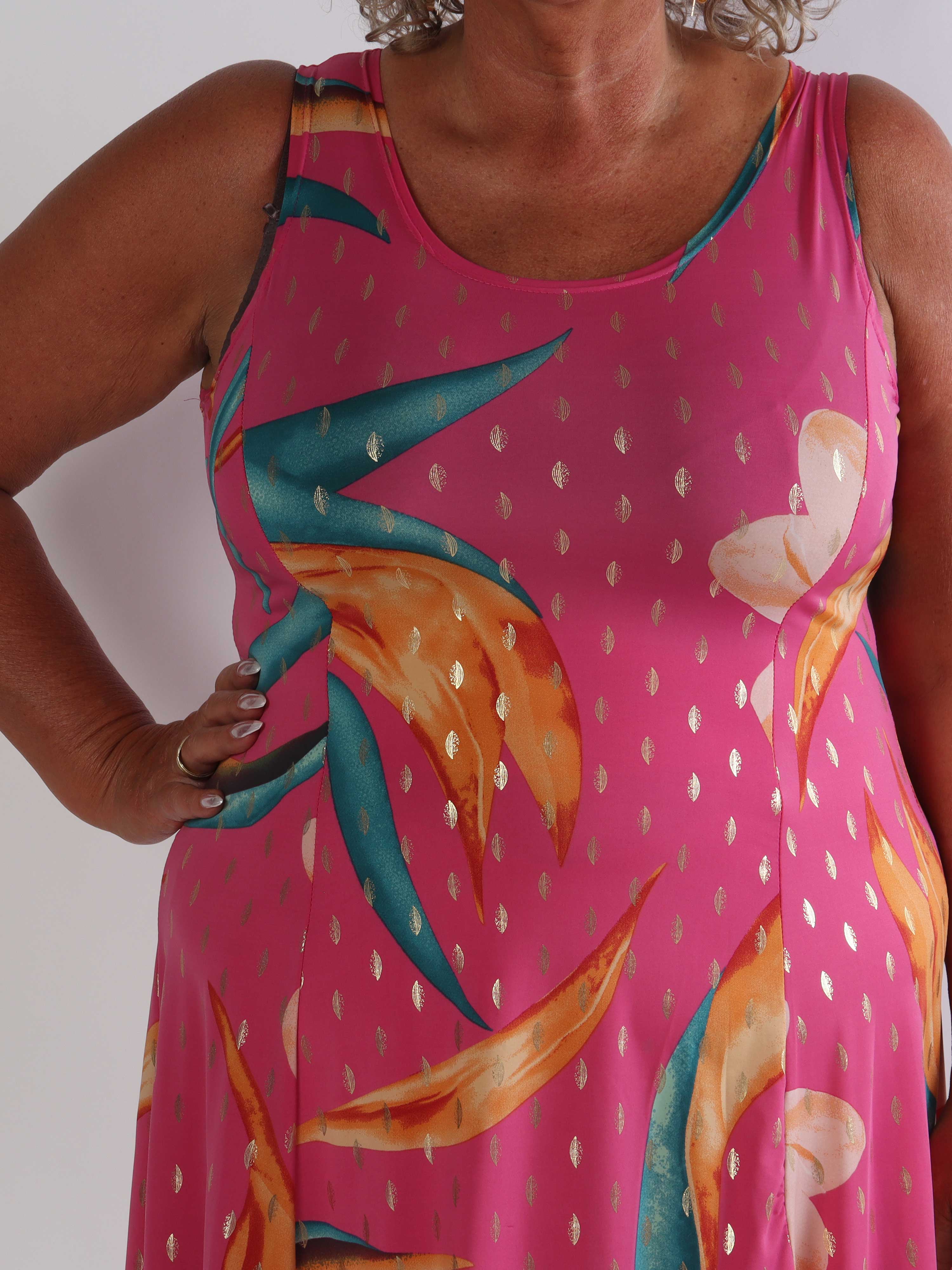 Maj Tropica - Elastisk mønstret plus size sommerkjole i a-facon